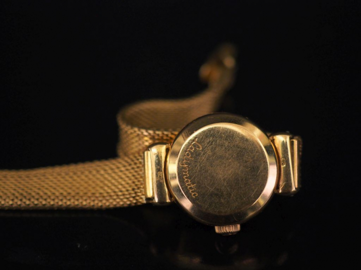 OMEGA. Montre Ladymatic de dame en or , boitier en or orné de deux dia