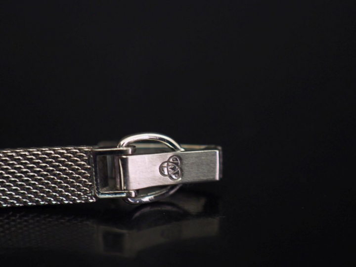 OMEGA.  Montre de dame en platine, cadran orné de diamants et bracelet