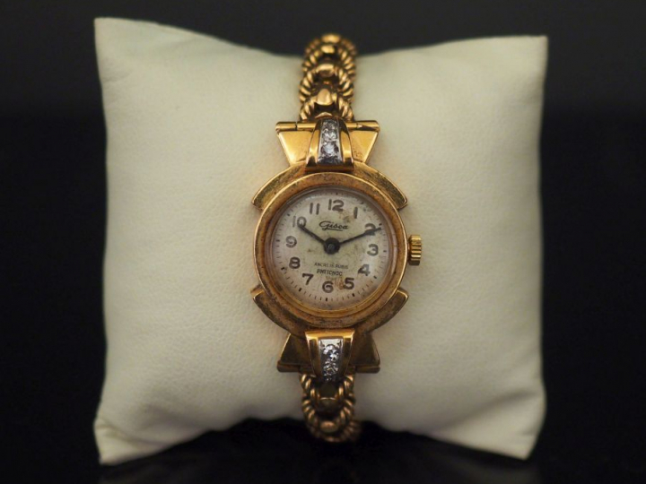 Montre de dame 1940, bracelet et boîtier en or, le cadran agrémenté de