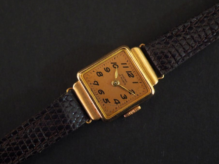 Montre de dame, boîtier or (manque le verre). Poids tel : 10,34 g   