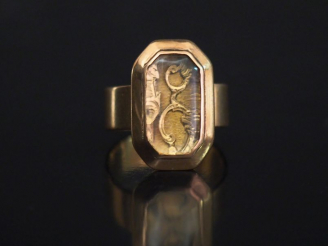 Vente aux enchères Rare bague ancienne en or, fond à charnière orné d'un monogramme (bagu