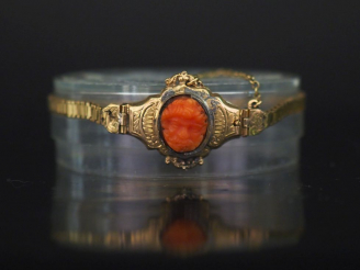 Vente aux enchères Bracelet Napoléon III en or 14 K, et corail à décor de visage d'homme 