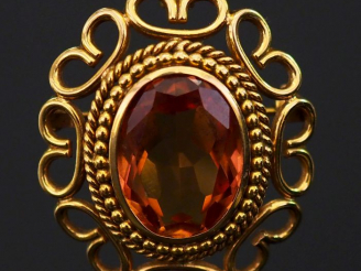 Vente aux enchères Broche en or et topaze, monture à décor d'entrelacs. Poids tel : 8,30 