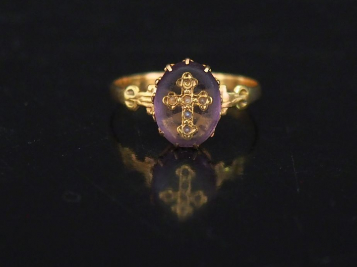 Bague Napoléon III en or, améthyste (?) en cabochon orné d'une croix (