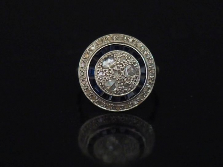 Bague Art Déco en or blanc, décor de diamants taillés en rose et saphi