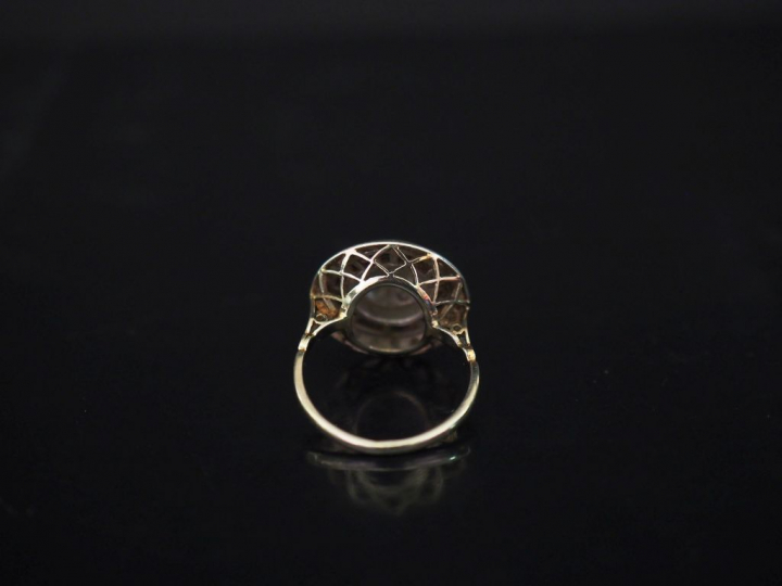 Bague Art Déco en or blanc, décor de diamants taillés en rose et saphi