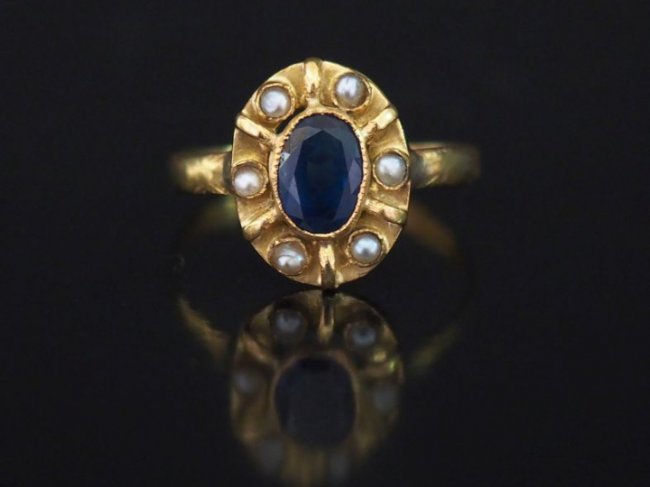 Bague marguerite 1900 en or, perles et saphirs (?). TDD 58  Poids tel 