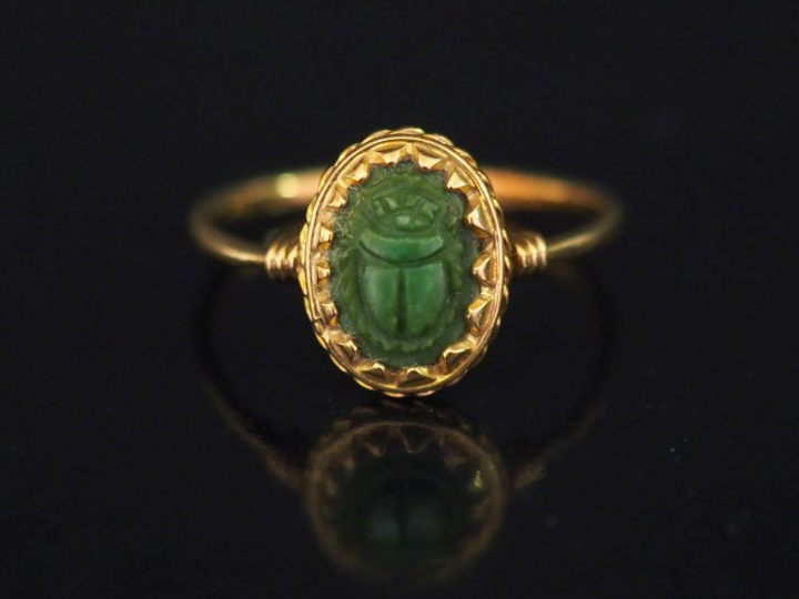 Bague en or et céramique de style égyptien à décor de scarabée. Poids 