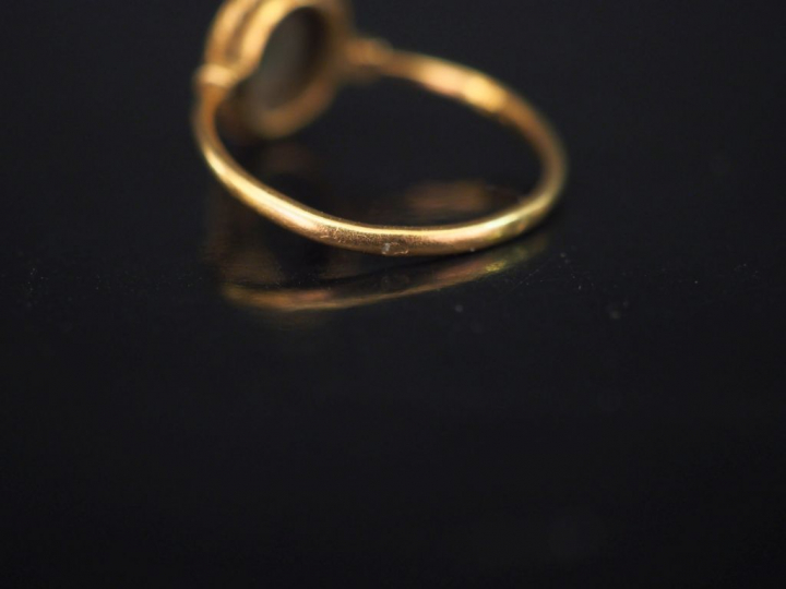 Bague en or et céramique de style égyptien à décor de scarabée. Poids 
