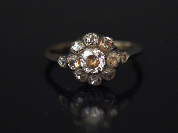 Bague marguerite Napoléon III, diamant central de taille ancienne, ent