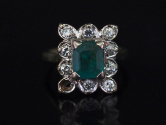 Vente aux enchères Bague marguerite en or blanc, émeraude entourée de 10 diamants (manque
