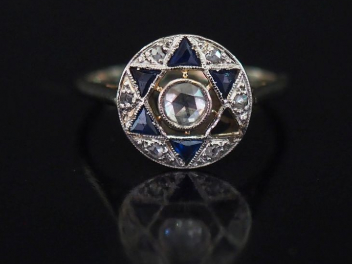 Bague Art Déco, à décor d'étoile en or blanc, saphirs et diamants. (ma