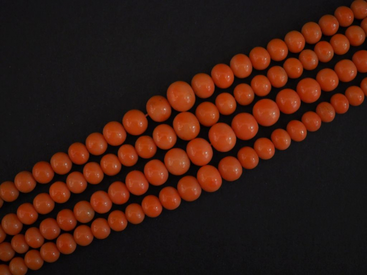 Collier ras de cou en perles de corail, quatre rangs. (à remonter)   