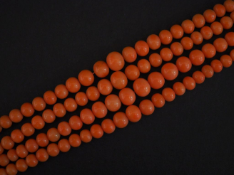 Vente aux enchères Collier ras de cou en perles de corail, quatre rangs. (à remonter)   