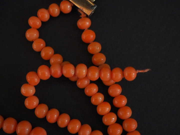 Collier ras de cou en perles de corail, quatre rangs. (à remonter)   