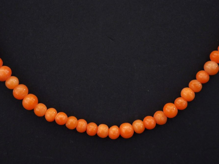 Collier de perles de corail.   