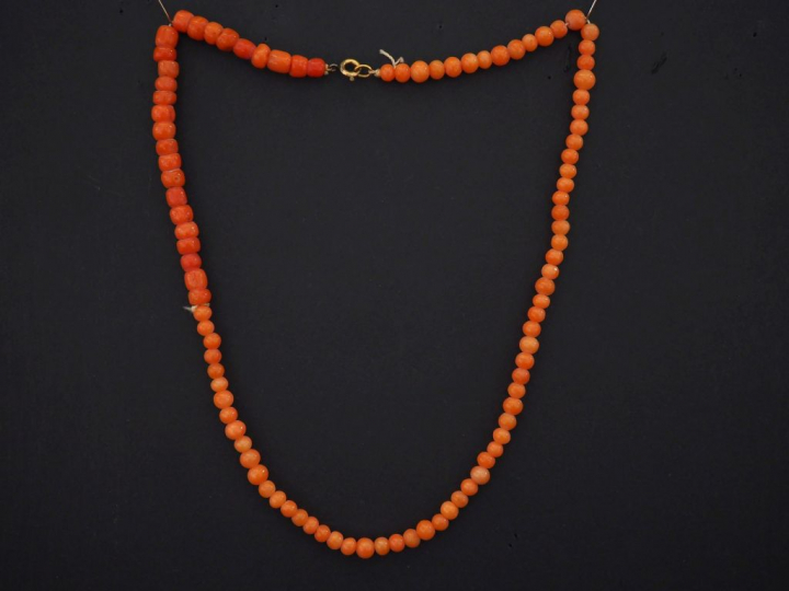 Collier de perles de corail.   