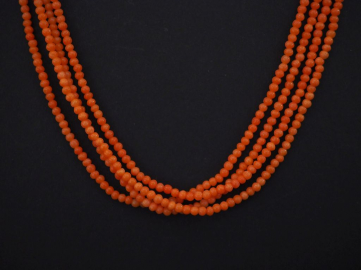 Collier de perles de corail, quatre rangs.   