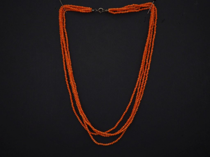 Collier de perles de corail, quatre rangs.   