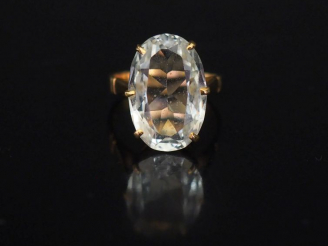Vente aux enchères Bague en or et quartz ovale. Poids tel : 5,70 g   