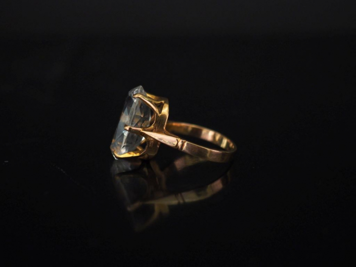 Bague en or et quartz ovale. Poids tel : 5,70 g   