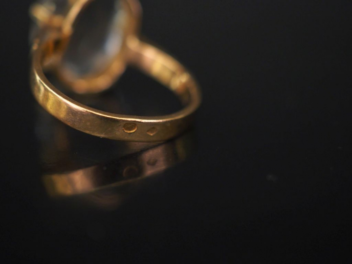 Bague en or et quartz ovale. Poids tel : 5,70 g   