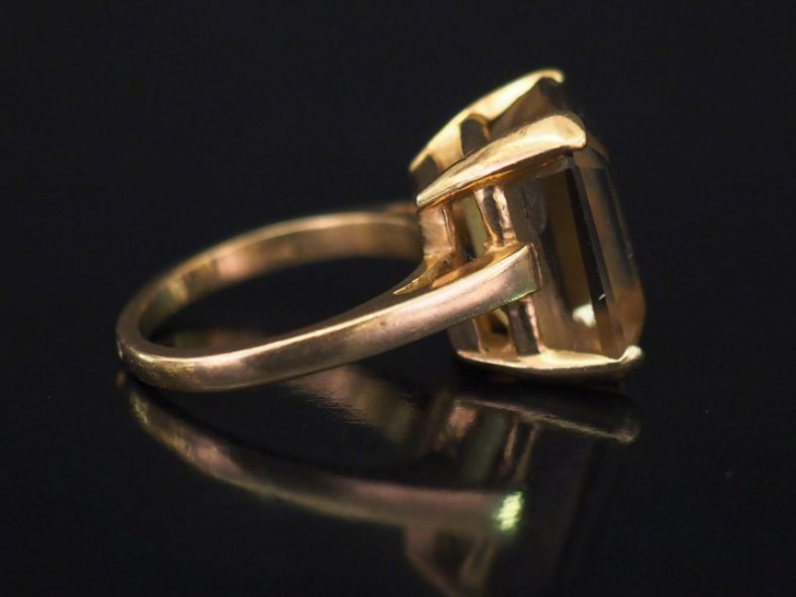 Bague en or 14 K et quartz jaune, taille émeraude. TDD 53  Poids tel :