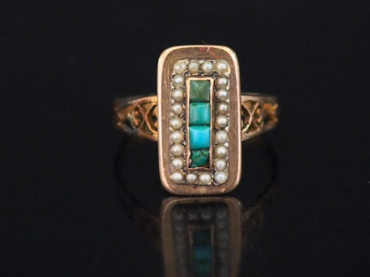 Bague Napoléon III en or et quatre turquoises entourées de perles. TDD