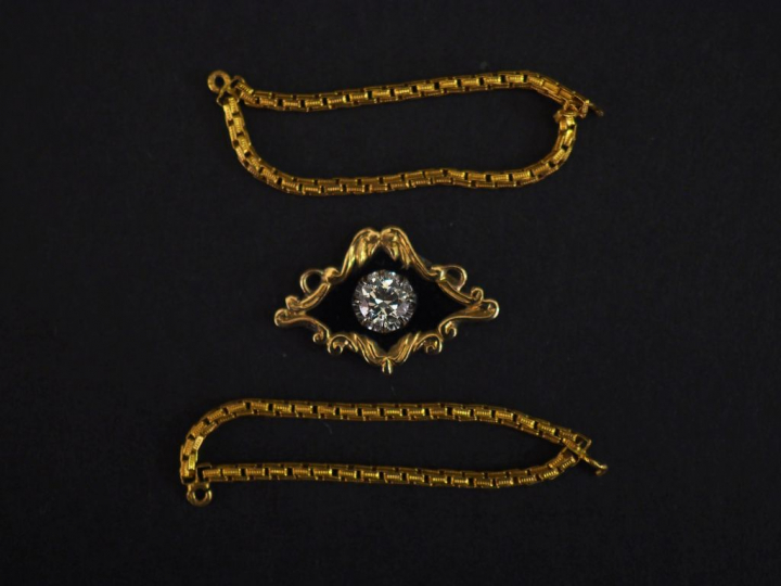 Lot comprenant :  pendentif Napoléon III en or, onyx et diamant 2 chaî