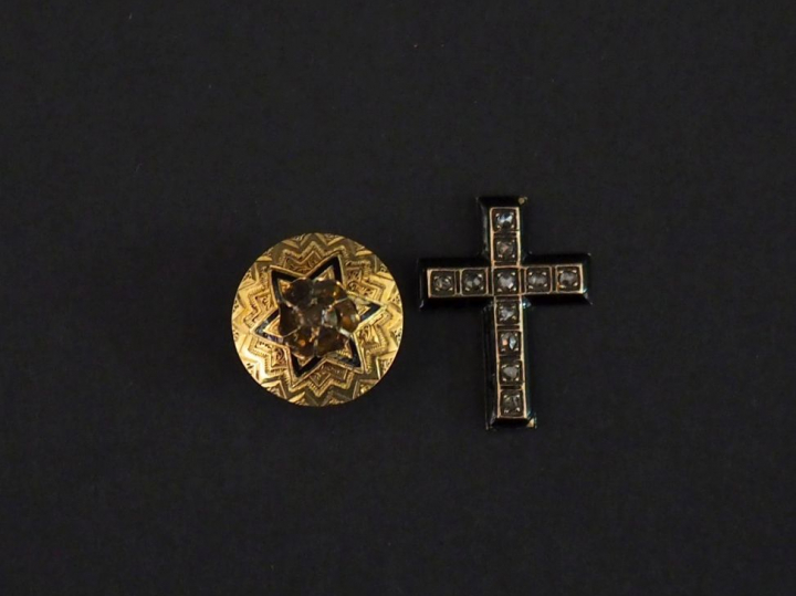 Lot comprenant :  Croix pendentif en or, onyx noir et diamants bouton 