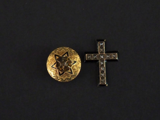Vente aux enchères Lot comprenant :  Croix pendentif en or, onyx noir et diamants bouton 