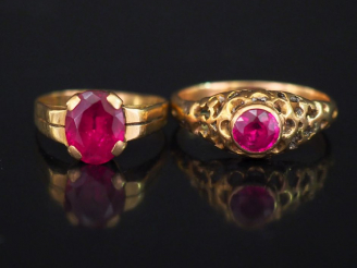 Vente aux enchères 2 bagues anciennes en or et pierres fantaisie rouges. Poids tel : 8,97