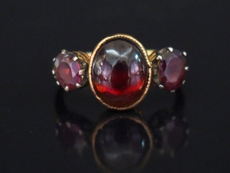 Vente aux enchères Bague ancienne en or et grenats. TDD 51 Poids tel : 3,28 g   