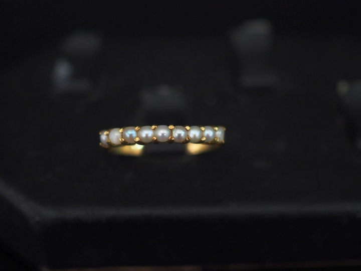 Bague or et 9 perles.  TDD 52 Poids tel : 2 g   