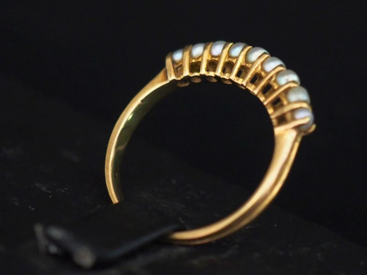 Bague or et 9 perles.  TDD 52 Poids tel : 2 g   