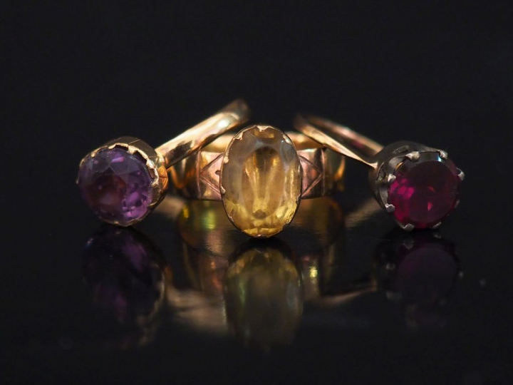 3 bagues en or anciennes, pierres de couleur ou verroterie. TDD 44,5, 