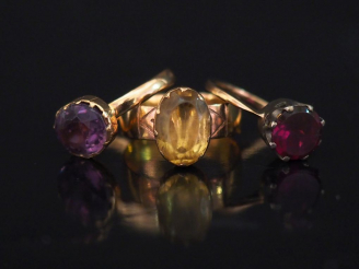 Vente aux enchères 3 bagues en or anciennes, pierres de couleur ou verroterie. TDD 44,5, 