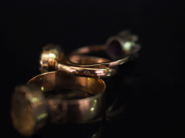 3 bagues en or anciennes, pierres de couleur ou verroterie. TDD 44,5, 