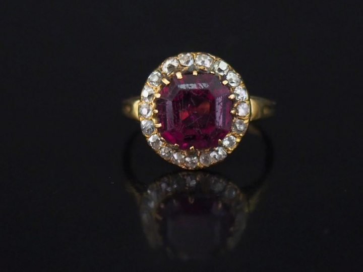 Bague marguerite pierre rouge et diamants. TDD 55,5  Poids tel : 3,58 