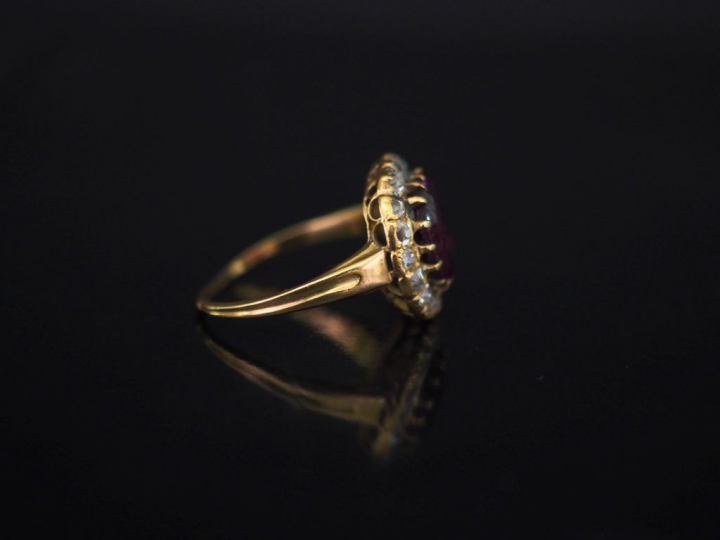 Bague marguerite pierre rouge et diamants. TDD 55,5  Poids tel : 3,58 