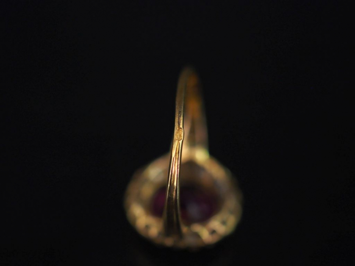 Bague marguerite pierre rouge et diamants. TDD 55,5  Poids tel : 3,58 