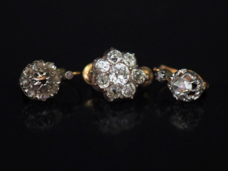 Vente aux enchères 3 perce oreilles en or, argent et diamants (manque un diamant à l'un).