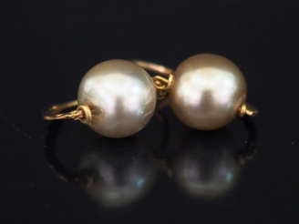 Vente aux enchères Paire de perce oreilles en or et perles. Poids tel : 1,84 g   