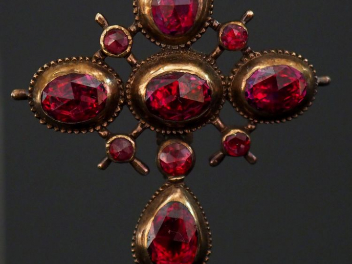 Pendentif, monture en vermeil et 10 grenats. Poids tel : 7 g   