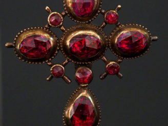 Vente aux enchères Pendentif, monture en vermeil et 10 grenats. Poids tel : 7 g   