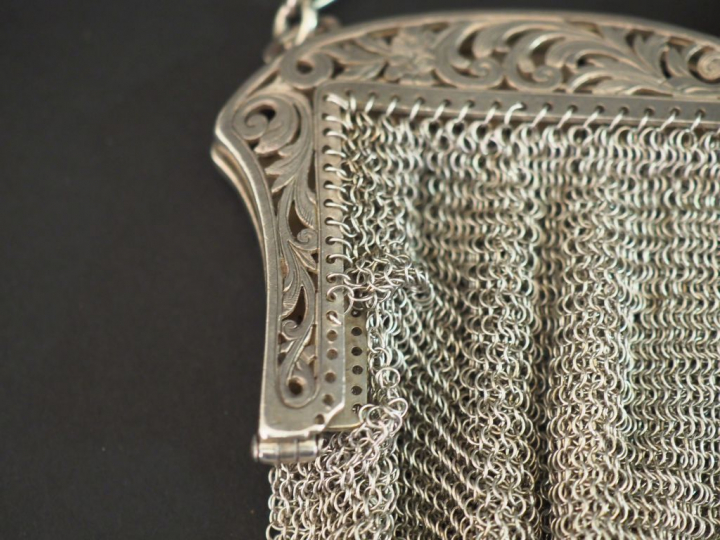 Sac du soir en argent. Poids : 400 g (maille accidentée)   