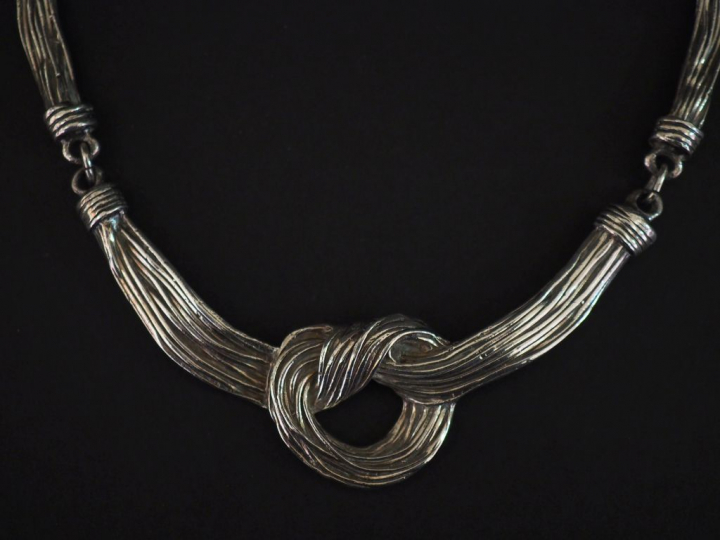 J. BOETSCH CREATION.  Collier draperie en argent. Signé Poids : 78 g  