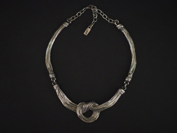 J. BOETSCH CREATION.  Collier draperie en argent. Signé Poids : 78 g  