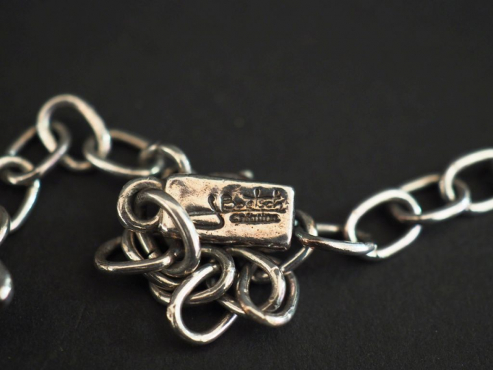 J. BOETSCH CREATION.  Collier draperie en argent. Signé Poids : 78 g  