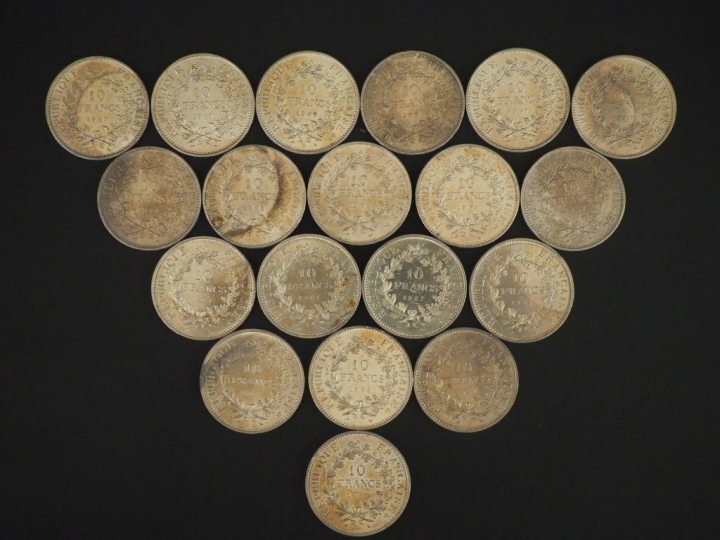 19 Pièces de 10 Francs en argent. Poids : 475 g   